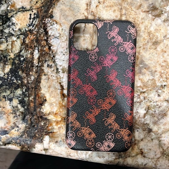 Assorted iPhone 11 Cases - Picture 11 of 16